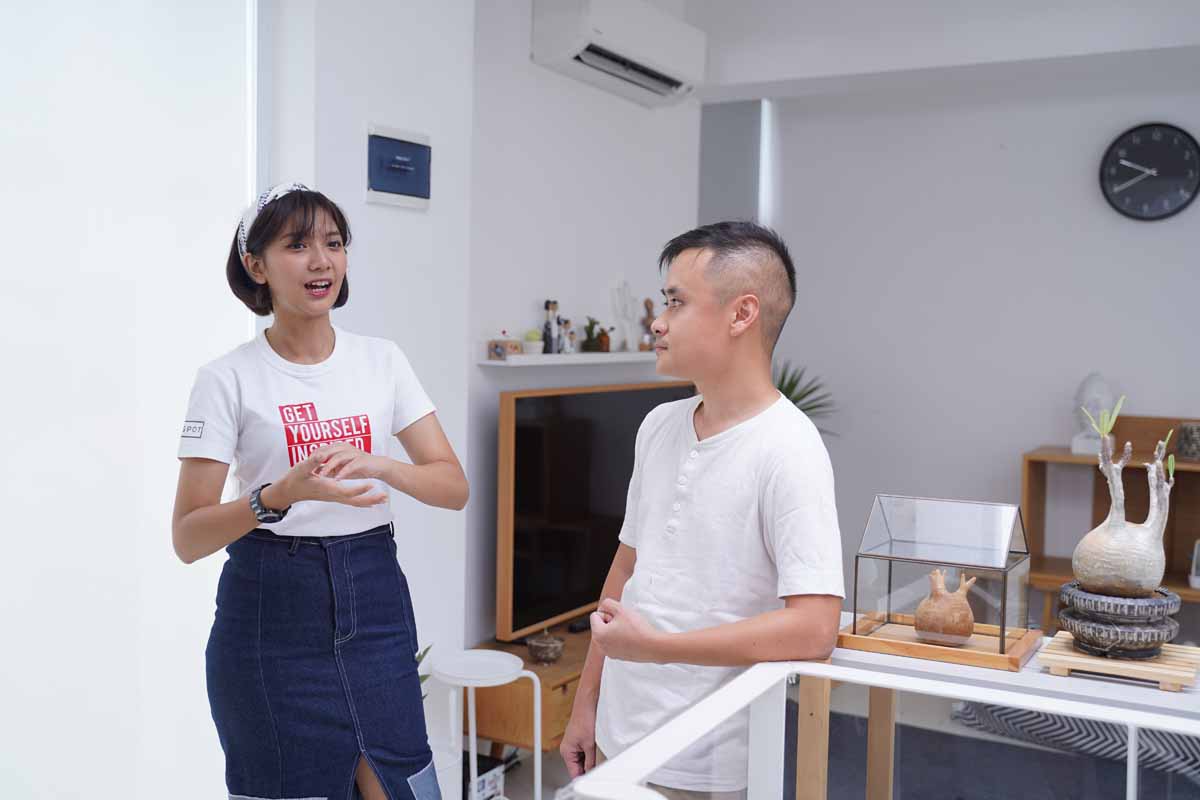 Host MLDSPOT TV sedang bertanya kepada Danis Sie di sebuah ruang tamu